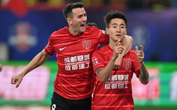 2:1！9轮不败稳固榜首，王钰栋哑火+韦世豪建功，浙江兵败蓉城相关图四