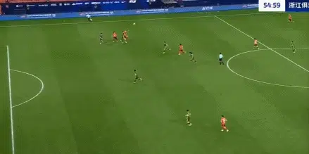 2:1！9轮不败稳固榜首，王钰栋哑火+韦世豪建功，浙江兵败蓉城相关图三