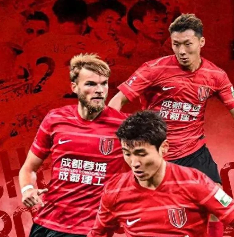 中超积分榜乱了！大黑马创纪录稳坐榜首，泰山崩盘，保级区也疯狂