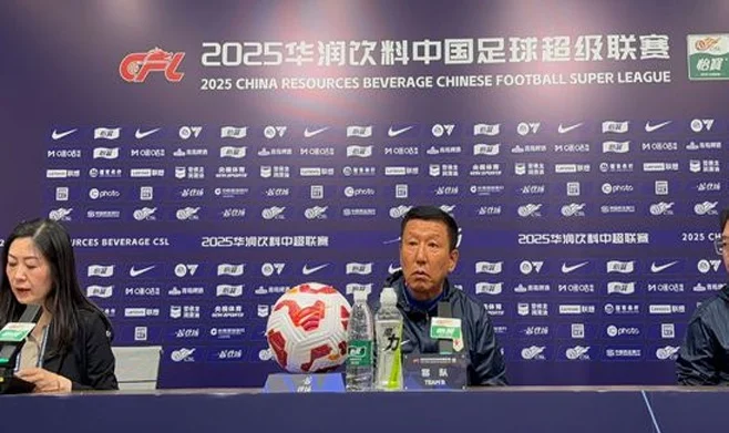 崔康熙表示输球是主教练责任，面对望岳记者提问，情绪激动回应相关图三