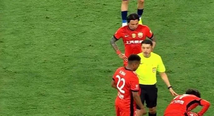 0-2！武汉三镇耻辱一战，面对海港5连败，3次击中门框，武磊助攻