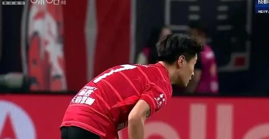 中超积分榜乱了！大黑马创纪录稳坐榜首，泰山崩盘，保级区也疯狂相关图二