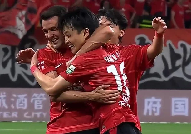 2:1！9轮不败稳固榜首，王钰栋哑火+韦世豪建功，浙江兵败蓉城