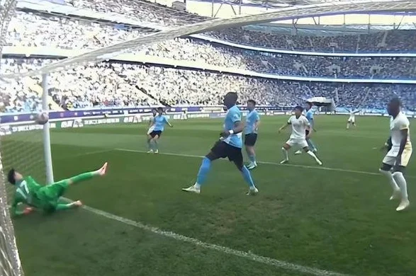 0-2！大连队3分钟丢2球，中后卫组合漏洞百出，主场首败不可避免相关图三