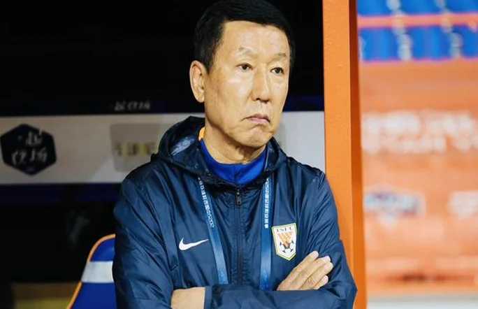 崔康熙表示输球是主教练责任，面对望岳记者提问，情绪激动回应