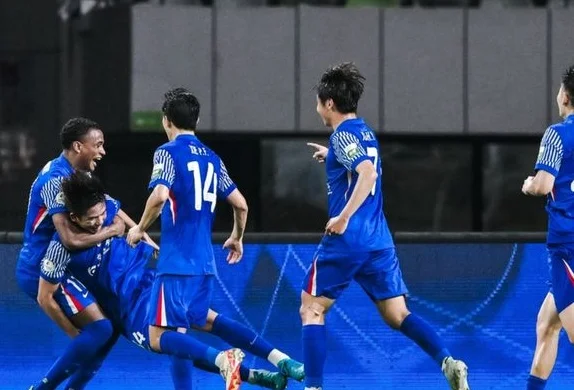 一场3-1让榜首易主，中超豪强狂揽26分登顶，18岁天才进球立大功相关图四