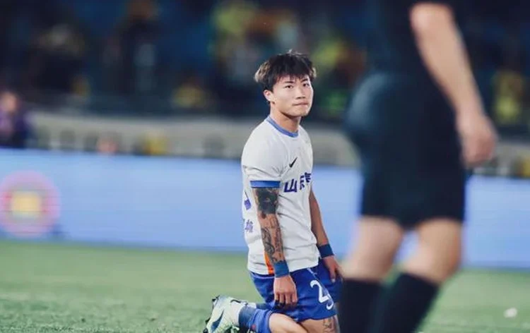 他是泰山输球夜唯一亮点！全场狂射5脚 赛后采访差点哭了