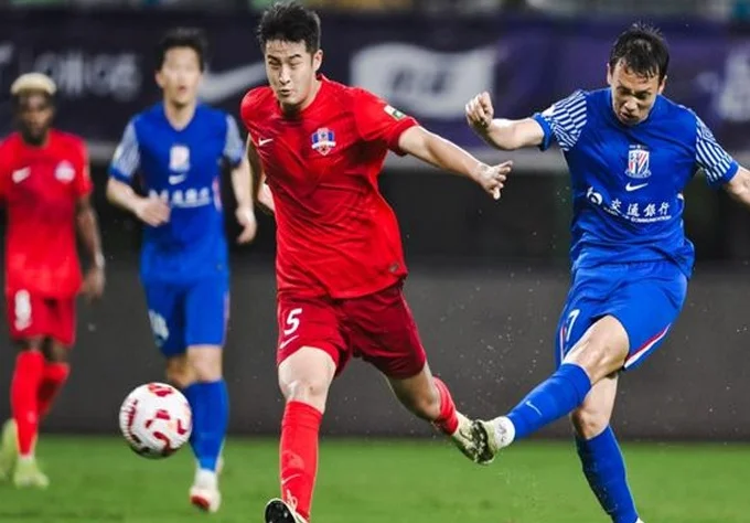 一场3-1让榜首易主，中超豪强狂揽26分登顶，18岁天才进球立大功相关图三