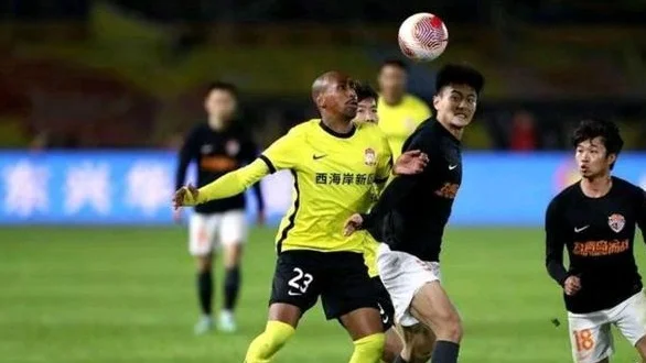 青岛海牛3-0完胜长春亚泰，迎来赛季首胜
