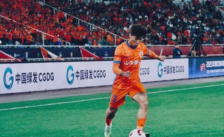 他是泰山输球夜唯一亮点！全场狂射5脚 赛后采访差点哭了相关图二