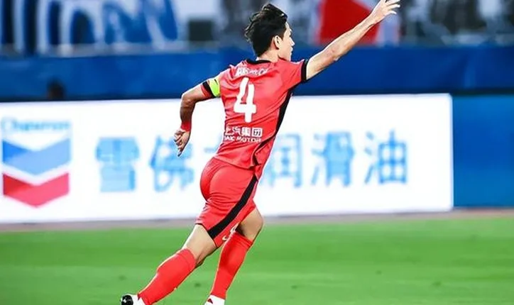 一场2:0让国足迎喜讯，海港失意之人爆发，伊万喜添中场全能猛将