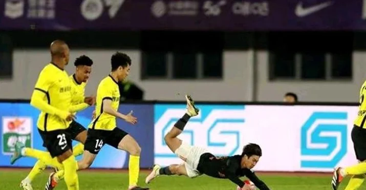 青岛海牛3-0完胜长春亚泰，迎来赛季首胜相关图二