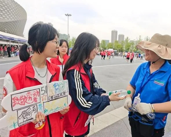 “金牌球市”再现，在“最美入场通道”致敬劳动者相关图三
