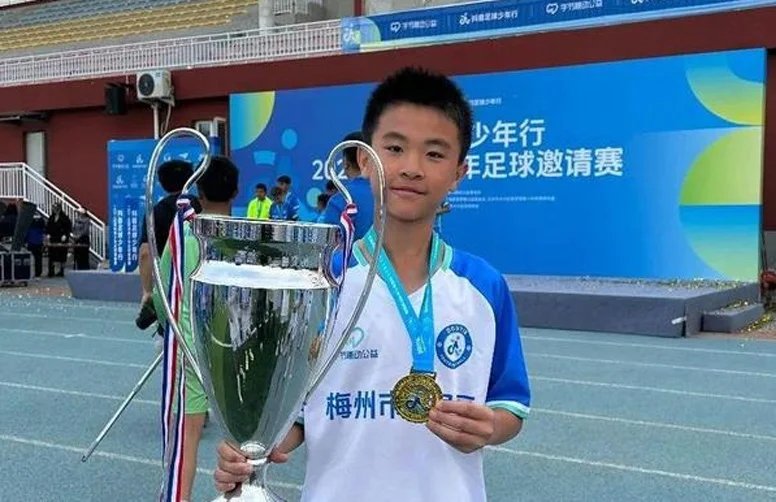 足球梦想永不落幕，孩子们，继续向前冲吧！相关图三