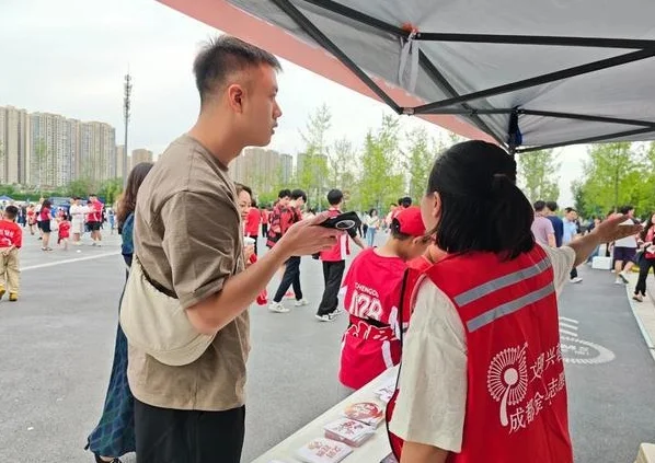 “金牌球市”再现，在“最美入场通道”致敬劳动者相关图二