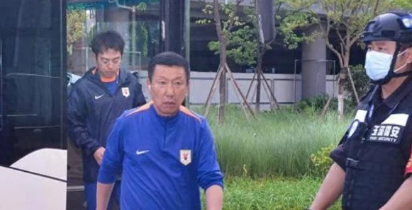 拍桌子骂球员无济于事，细节显示崔康熙压力山大，济南文旅不作为