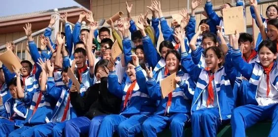 “奔跑吧·少年”2025年阿克苏地区第二届中小学生运动会“石榴籽杯”足球比赛圆满落幕相关图三