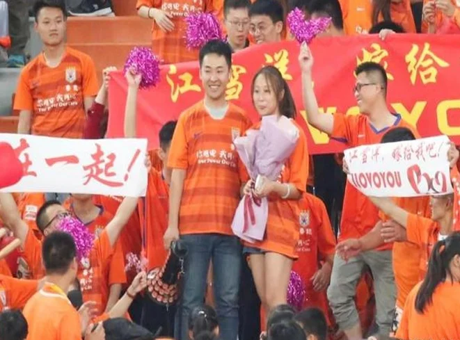 泰山队近期成绩低迷，球迷用“脚”投票，习惯躺平的俱乐部慌了相关图二