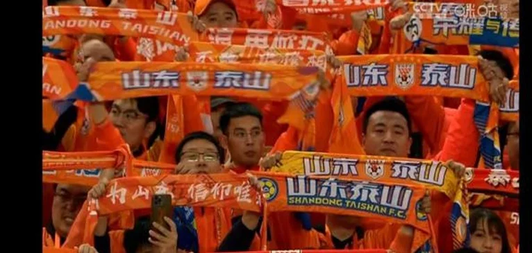 泰山队近期成绩低迷，球迷用“脚”投票，习惯躺平的俱乐部慌了相关图八