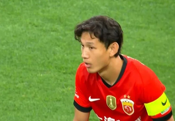 上海海港3-1逆转！6连胜海牛，张琳芃剪刀脚犯规，李霄鹏捡到宝相关图二