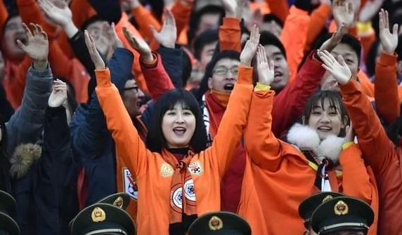 泰山队近期成绩低迷，球迷用“脚”投票，习惯躺平的俱乐部慌了