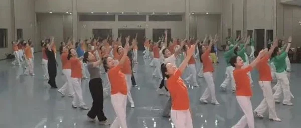 “绿茵烽火”一触即发！港星足球热血对决等你见证相关图三