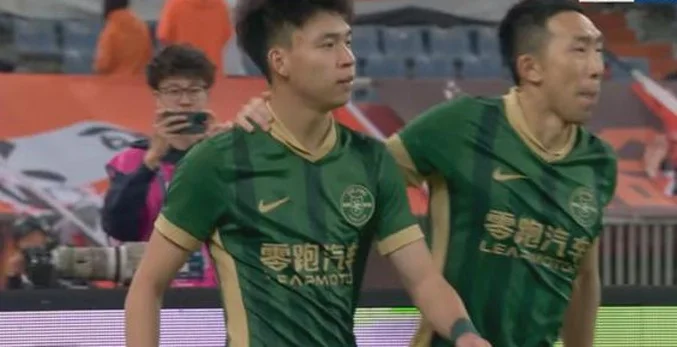 泰山队4-2逆转浙江，瓦科戴帽救主，王钰栋独进两球让泰山羡慕相关图二