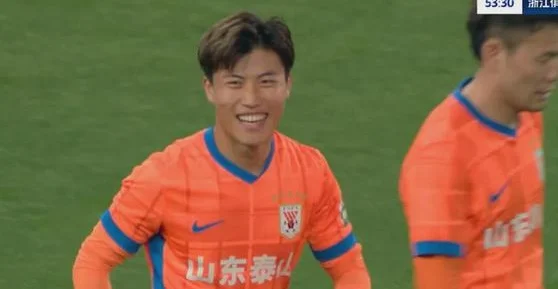 泰山队4-2逆转浙江，瓦科戴帽救主，王钰栋独进两球让泰山羡慕