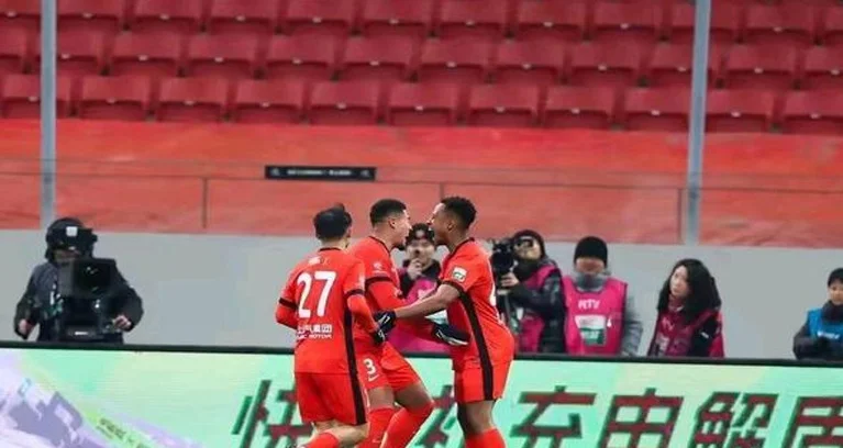 中超上海海港3-1逆转青岛海牛 海港距榜首只差3分相关图八