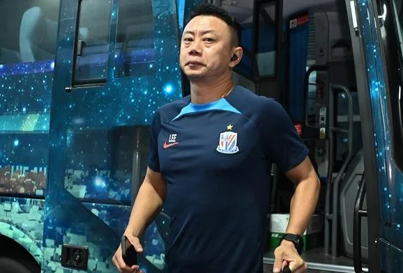 李帅在社媒炮轰前申花助教，直言他向队员借钱至今不还，引发热议