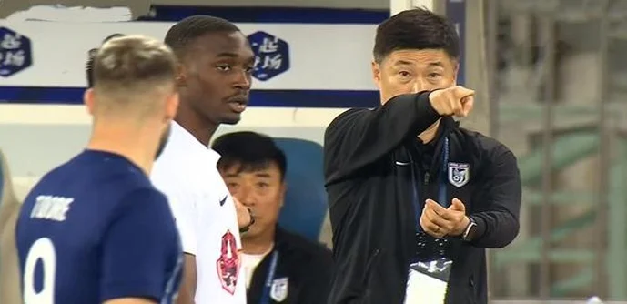 2-2，大连英博被连追两球客场不胜，补时争议点球 毛伟杰中超首球相关图三