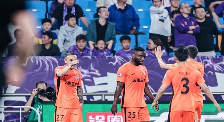 一场0-1让于根伟备受打击，爆冷输给升班马，换了5人都没用相关图二