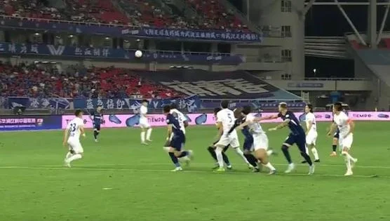 从2-0到2-2！大连队受争议判罚，到手的鸭子飞了，5分钟丢2球相关图二