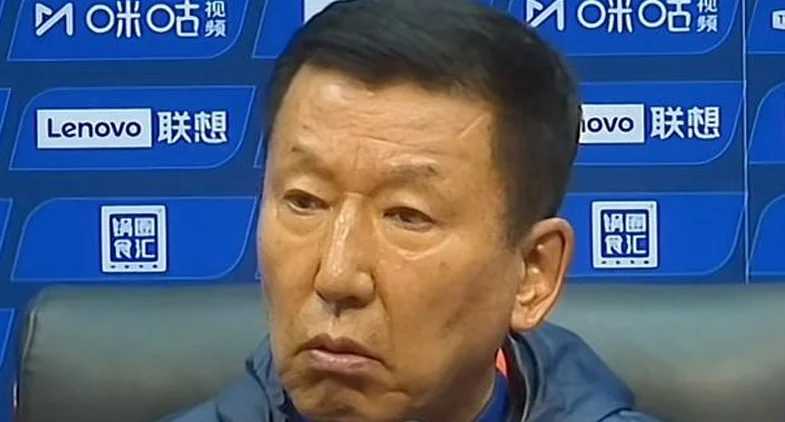 体坛：崔康熙曾找个别球员面谈，包括昨晚戴帽的卡扎伊什维利