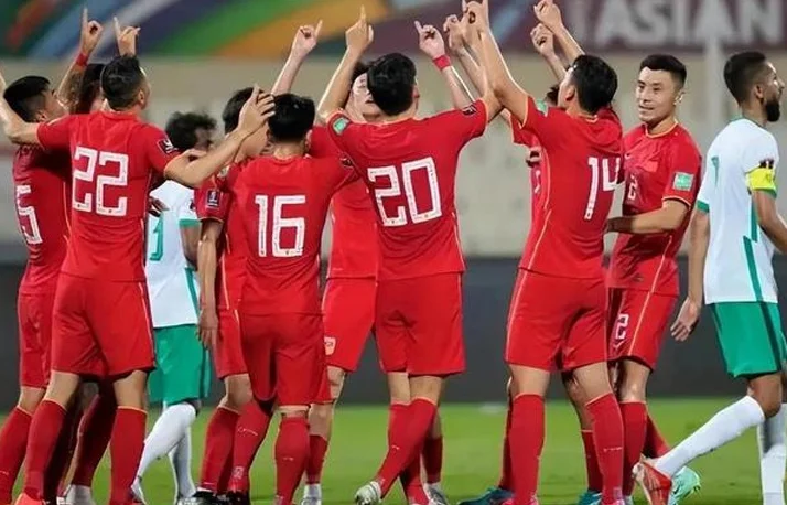 冲1-0，68年不败神迹！国足冲世界杯利好：曝国际足联重罚印尼队相关图四