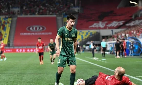 媒体集体破防，怒喷中足联搞人，成都外援侮辱性动作，球迷：该罚相关图四