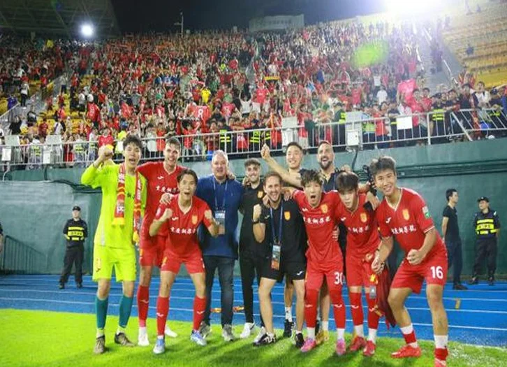 足球报：萨尔瓦多推行边中结合+高位逼抢战术，铜梁龙进攻更立体