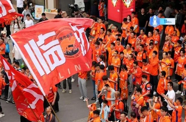 赢球仍难掩危机，主场观赛人数锐减，山东泰山如何重赢球迷信任？相关图三