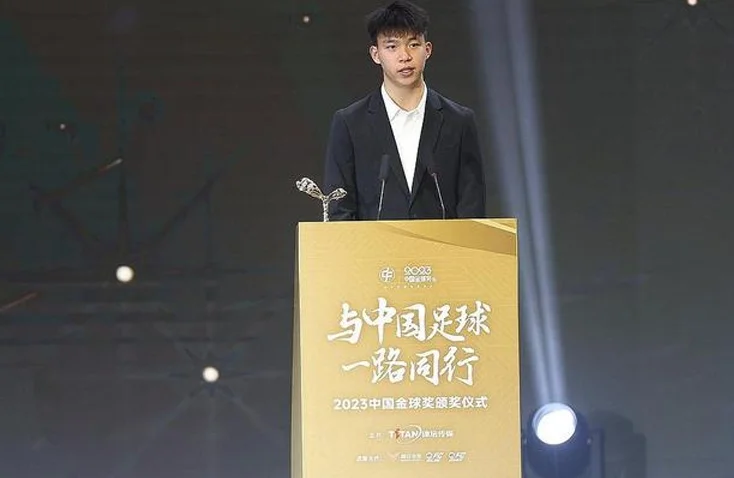 超新星｜18岁冲击中超金靴，王钰栋的未来无限可能相关图三