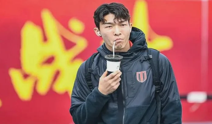 10场丢5球！蓉城铁卫力压当红国脚坐稳主力 梦想进国家队相关图五