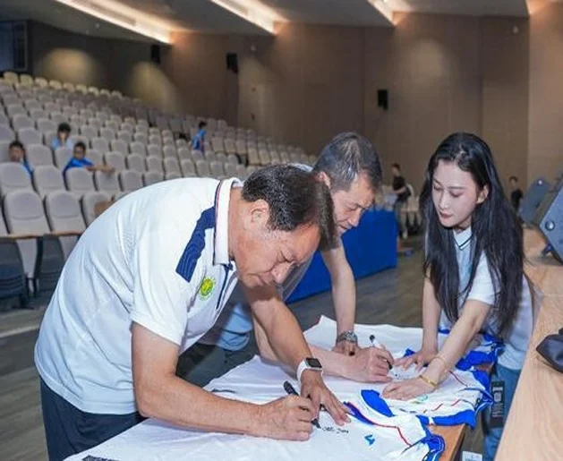 深疆携手共筑校园足球梦：罗湖区与乌鲁木齐经开区为足球少年搭建交流平台相关图七