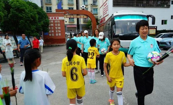当铿锵小玫瑰遇见铿锵玫瑰：希望长大后能和她们一样为国争光