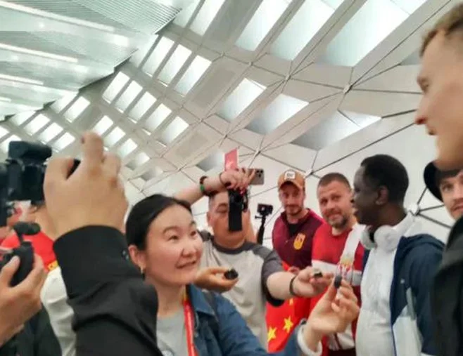 女子五人制足球亚洲杯中国6：0胜印尼！外国友人举五星红旗现场助威相关图六