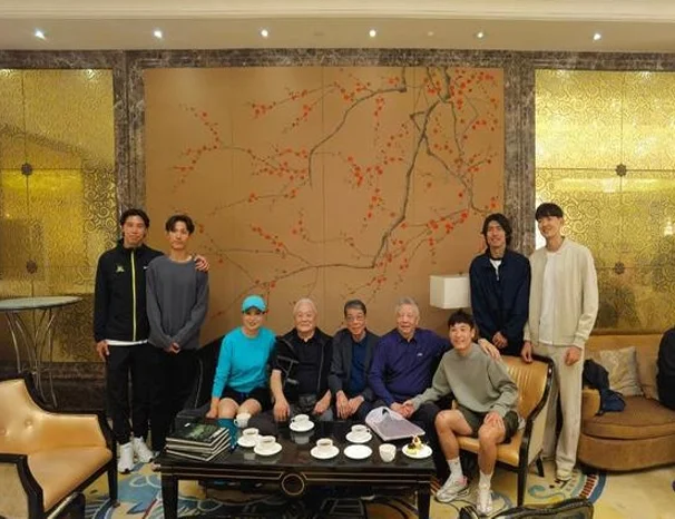 徐根宝为啥戴起金戒指？这是健康智能设备，查完身体指标后出征全运会！相关图四