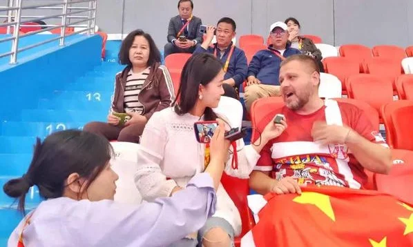 女子五人制足球亚洲杯中国6：0胜印尼！外国友人举五星红旗现场助威相关图四