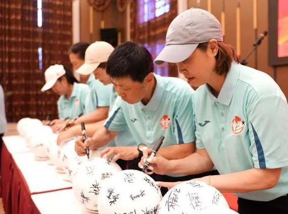 “铿锵玫瑰”绽放巴渝大地 中国女足明星队重庆行走进垫江相关图二