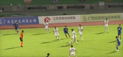 裁判评议：朱辰杰手球非犯规；贵州球员蹬踏逃红牌相关图二