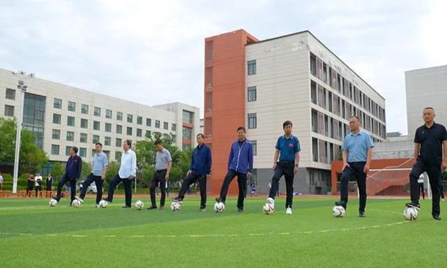 南阳市宛城区第六届“菁英杯”校园足球赛激情开赛相关图二