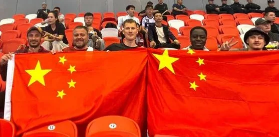 女子五人制足球亚洲杯中国6：0胜印尼！外国友人举五星红旗现场助威