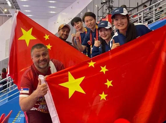 女子五人制足球亚洲杯中国6：0胜印尼！外国友人举五星红旗现场助威相关图二